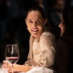 _20.01-Widex-MOMENT-Restaurant-Women-talking-wine-glass